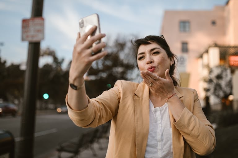 Seznámili jste se na seznamce? Zjistěte, jak v digitální době budovat stabilní a bezpečný vztah založený na důvěře, komunikaci a jasných hranicích.